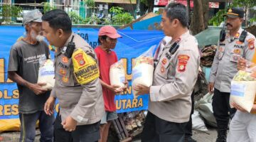 Polisi Bagikan Sembako di TPA Pademangan Barat Lewat Program Jumat Peduli