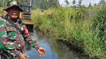 Wujud Kemanunggalan TNI-Rakyat, Babinsa Koramil 01 Bitung Kerja Bakti Bersama Warga Tanjung Merah