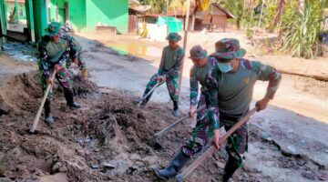 Ringankan Beban Warga Desa Binaan Babinsa Bantu Bersihkan Rumah