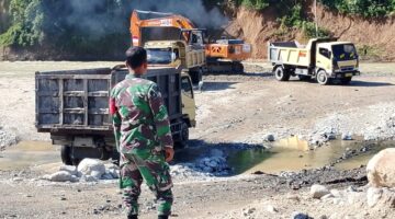 Jalan Nasional Rusak, Babinsa Dampingi Perbaikan Jalan Rusak Pasca Banjir Bandang