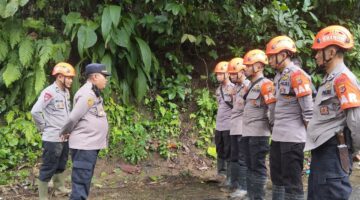 Polres Sumedang Bersama TNI, BPBD dan Warga Lakukan Evakuasi Tanah Longsor di Cipanas Tanjungkerta