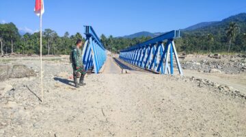 Babinsa Pantau Jembatan Siap pakai Akibat diterjang Banjir Bandang