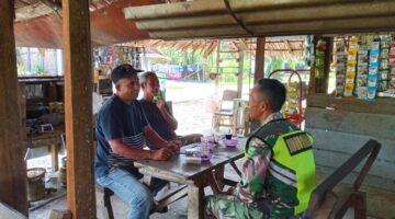 Babinsa Koramil 05/Darul Makmur Eratkan Silaturahmi dengan Warga Desa Binaan