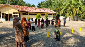 Pererat Kedekatan dengan Generasi Muda, Serda Mawardi Tanamkan Kedisiplinan di SDN Alu Siron