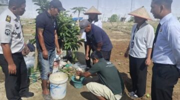 Dukung Ketahanan Pangan, Jajaran Giatja Lapas Narkotika Pematangsiantar Dan Peserta Magang Kemnaker Melaksanakan Pelatihan aplikasi Pupuk Organik Cair dari Sampah Sisa Sayur kepada WBP