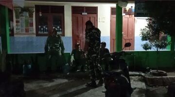 Perkuat Keamanan Wilayah, Koramil 04/Teras Gelar Patroli Siskamling Bersama Warga