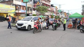 Personel Polres Aceh Tenggara Lakukan Pengamanan Simpang Jalan di Kota Kutacane Jelang Berbuka Puasa