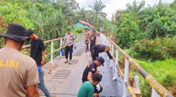 Hari Keempat, Gotong Royong Renovasi Jembatan Sungai Penyengat Terus Dikebut
