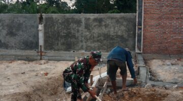 Babinsa Posramil Tadu Raya Bantu Percepatan Pembangunan Gedung KDKMP Di Desa Alue Sepeung