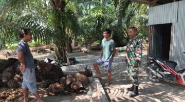 Babinsa Koramil 05/Dm Melaksanakan Komsos Dengan Masyarakat