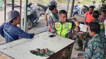 Babinsa Komsos dengan Warga, Pantau Wilayah Binaan untuk Jaga Keamanan dan Ketertiban