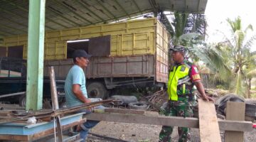 Babinsa Koramil 04 Beutong Membantu Warga merakit besi membuat Tiang pondasi Rumah warga