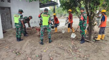 Babinsa Bersama Tim Anindia dan Warga Desa Gotong Royong Bersihkan Rumah yang Tertimbun Material Pasca Banjir