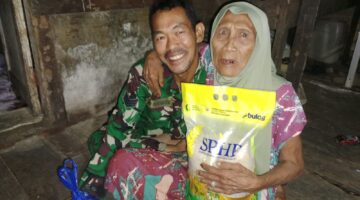 Babinsa Posramil Bukit Tusam Berikan Bantuan Sembako Kepada Warga Kurang Mampu