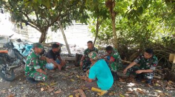 Anggota Koramil 02/Seunagan Komsos Dengan Petani Di Desa Binaan