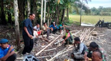 Komsos Dengan Warga, Babinsa Posramil Tripa Makmur juga Rutin Pantau Wilayah Binaan