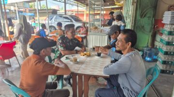 Hangat di Warung Kopi, Babinsa Koramil 11/STA Perkuat Kedekatan dengan Warga