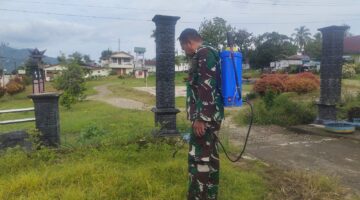 Operasi Bersih Pangkalan : Babinsa Koramil 03/Parongil Basmi Rumput Liar Hingga Akar