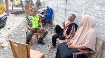 Babinsa Koramil 05/Darul Makmur Silaturahmi dengan Warga Desa Binaan