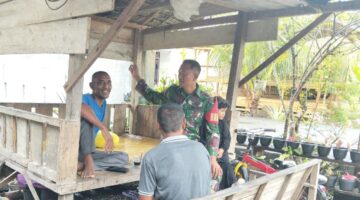 Babinsa Koramil 05/Darul Makmur Komsos dengan Warga Desa Binaan