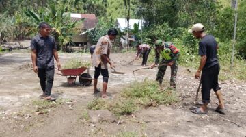 Babinsa Posramil Beutong Ateuh Banggalang Bersama Pemuda Kerja Bakti Membuat Lapangan Bola Volly