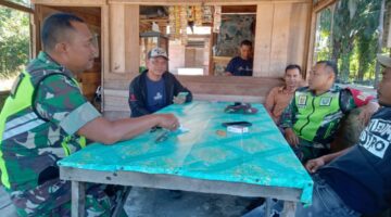 Babinsa Koramil 05/Darul Makmur Laksanakan Komsos dengan Warga Desa Binaan