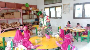 Babinsa Posramil Bukit Tusam Dampingi Pembagian Makan Bergizi Gratis di Sekolah TK,SD Dan MIN