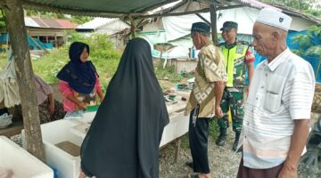 Babinsa Jalin komsos dengan pedagang ikan