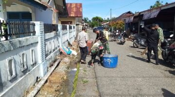 Babinsa Koramil 04 Beutong dan warga setempat Gotong royong di Desa Keude Seumot