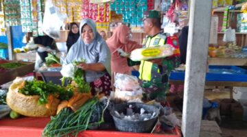 Babinsa Tinjau penjual Bahan pokok dan sayuran di pekan Tradisional