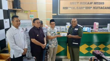 Bantuan Obat dari Tim Dokter Malaysia Diserahkan ke RSUD H. Sahudin, Diterima Langsung Dirut dr. Mhd Fazri
