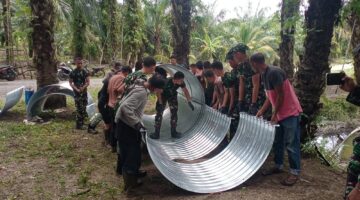 Personel TNI bersama-sama dengan Masyarakat terus Bangun Jembatan Aramco