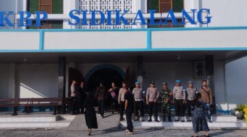 Komitmen Teritorial, Babinsa Koramil 02/Sidikalang dan Polres Dairi Kawal Kegiatan Ibadah Jumat Agung di Sidikalang