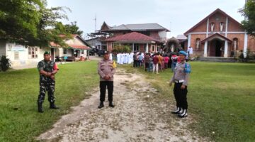 Babinsa dan Polisi Bersinergi, Momentum Jumat Agung di Parongil Berjalan Kondusif