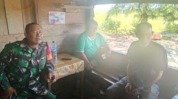 Babinsa Koramil 05/Darul Makmur Laksanakan Komsos dengan Warga