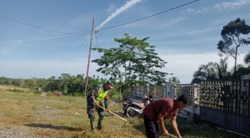 Babinsa koramil 04/Beutong Bergotong royong bersama Warga desa Binaan nya