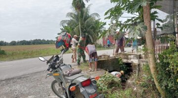 Kerja Bhakti Babinsa Koramil 03/Senagan Timur Melaksanakan Gotong Royong Bersama di Desa Binaan