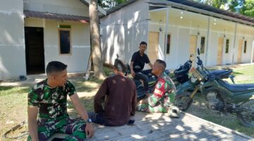 Beri Motivasi Warga Huntara, Babinsa Pererat Silaturahmi Melalui Komsos