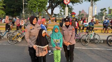 Aksi Humanis.Polwan Polresta Sidoarjo Amankan Car Free Day