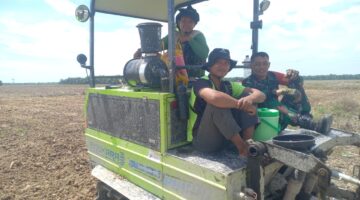 Koramil 02/TL Dukung Swasembada Pangan, Babinsa Turun Langsung Motivasi Petani di Kuala Bangka