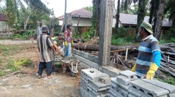 BABINSA GOTONG ROYONG MEMBANGUN RUMAH WARGA