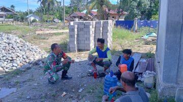 BABINSA BERSAMA WARGA MELAKSANAKAN KOMSOS DIDESA DIWILAYAH TRIPA MAKMUR