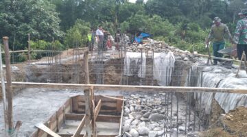 TNI dan Warga Cor Tiang Pondasi Jembatan Gantung Garuda di Desa Binaan