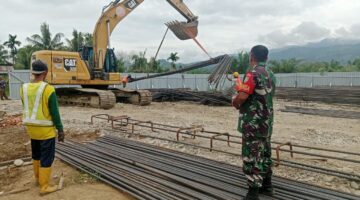 Babinsa Rutin Patroli Pembangunan Jembatan Rangka Baja Pante Dona
