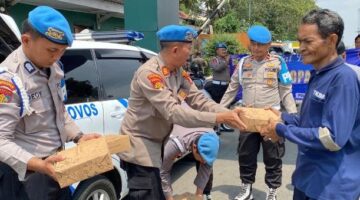 Jumat Berkah di Pelabuhan Tanjung Priok : Wujud Kepedulian Polri Pererat Silaturahmi dengan Masyarakat