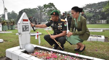 Danrem 031/WB Brigjen TNI Dr. Agustatius Sitepu, S.Sos.,M.Si.,M.Han Ziarah ke Makam Tokoh pembangunan Riau dan Tokoh Pengibar Bendera Pertama