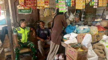 Babinsa Jalin komsos dengan pedagang ikan