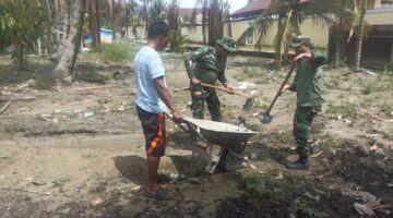 Peduli Kebersihan Lingkungan Babinsa Bersama Warga Gotong royong Bersih Desa