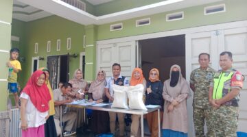 Danposramil Deleng Pokhkisen Hadiri Pembagian Bantuan Pangan ke Desa Binaan