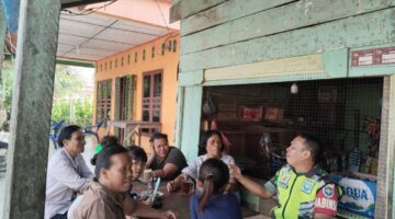 Babinsa Posramil Lawe Sumur Komsos Bersama Warga Waspada Banjir